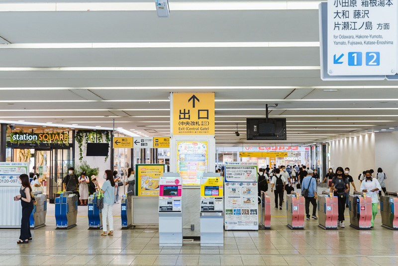 小田急線「相模大野駅」 中央改札口を出たら直進して北口方向に行ってください。