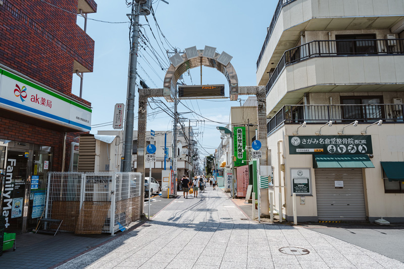 降りたら右折して商店街を直進してください。