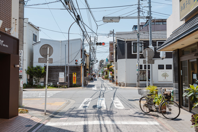 商店街を直進すると信号がございますので、渡らず右折してください。